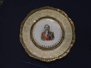 lot 3 image: 2 - Collectible Plates
