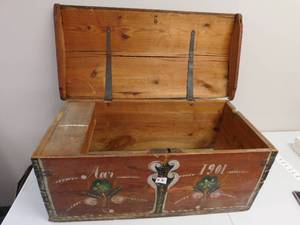 lot 6 image: Wooden Storage Chest - 34(w) x 16.5(d) x 14(h)