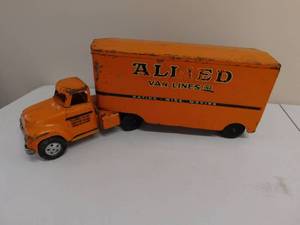 lot 8 image: Allied Van Lines Truck