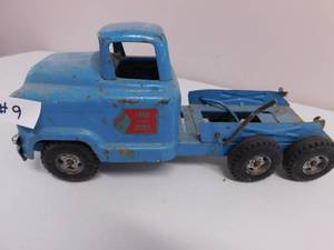 lot 9 image: Metal GMC 550 Truck