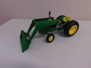lot 19 image: Metal John Deere Tractor