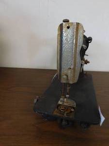 lot 92 image: Antique Singer Sewing Machine