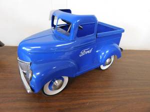lot 101 image: Metal Ford Truck & Model Harley Motorcycle
