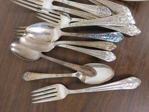 lot 104 image: Silverware
