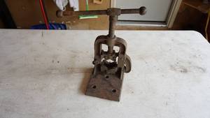 VintageAntique Iron Hand Cranking Auto Car Jack-(Antique Farm Tractor Truck Tool)