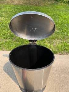 lot 141 image: Pedal Flip Top Waste Basket