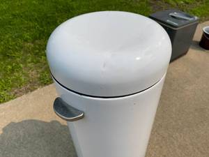 lot 144 image: Vintage White Metal Flip Top Waste Basket