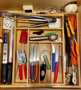 lot 21 image: Variety of Kitchen Utensils