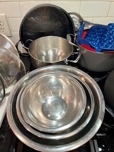 lot 20 image: Variety of Cookware