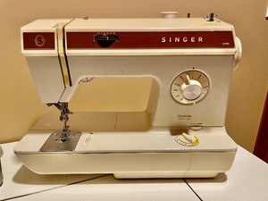 lot 86 image: Singer 925 Sewing Machine