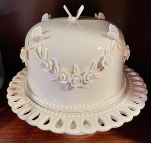 lot 218 image: Beautiful Godinger & Company Cake Plate with Dome