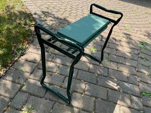 lot 359 image: Folding Gardening Bench