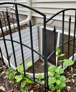 lot 271 image: 4 Metal Fencing Pieces