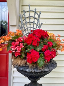 lot 267 image: Charming Cast Iron Planter