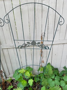 lot 302 image: Ornate Yard Decor