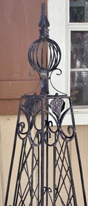 lot 304 image: Beautiful Black Metal Yard Decor