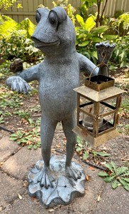 lot 312 image: Adorable Garden Frog Figurine