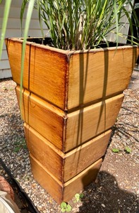 lot 324 image: Metal Planter