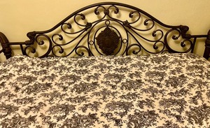 lot 450 image: Classic Daybed with Gorgeous Bedding