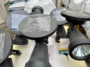 lot 463 image: 6 New Patriot Spot Light Landscape Solar Lights