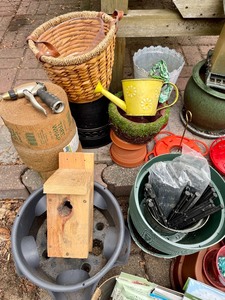 lot 464 image: Garden Goodies Galore