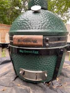 lot 405 image: Big Green Egg Grill