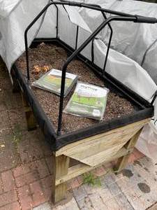 lot 406 image: 4 Wooden Raised Planters With Covers