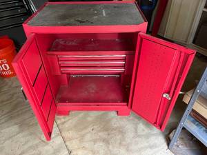 lot 424 image: Rolling Metal Tool Box