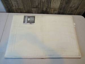 lot 6 image: 24 x 36 Paramount Memory Foam Bath Rug (Ivory)