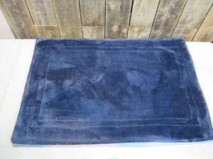 lot 14 image: PARAMOUNT 24 x 36 BLUE MEMORY FOAM BATH MAT RUG
