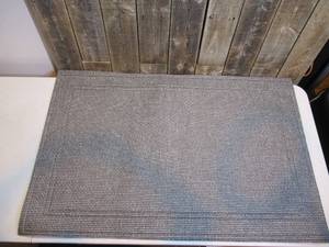 lot 30 image: Apache Mills Manhattan Mat Heavy-Duty Nonslip Mat