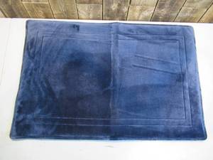 lot 31 image: PARAMOUNT 24 x 36 BLUE MEMORY FOAM BATH MAT RUG