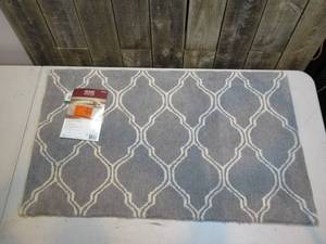 lot 38 image: Walton Pewter 2 ft. x 3 ft. Scatter Rug