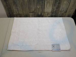 lot 44 image: Kirkland Signature 100 Organic Cotton Reversible Bath Mat White 24x36 Inch