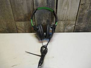 lot 1 image: Turtle Beach - RECON 50X Wired Surround Sound Ready Gaming Headset for Xbox One & Xbox Series XS - BlackGreen - missing mic pad