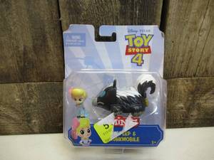 lot 32 image: Disneys Toy Story 4 Bo Peep & Skunk Mobile