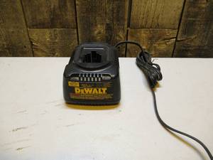 lot 28 image: Dewalt DW9116 7.2V to 18V NiCD Battery Charger 1 Hour Charger