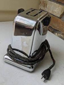 lot 84 image: Vintage Toast Queen Side Loading Toaster
