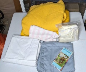 lot 288 image: Mixed Lot of Sheets, Blankets, & Decorative Garden Flag