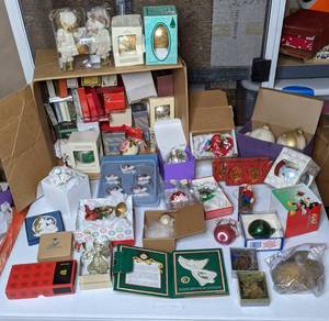 lot 249 image: Beautiful Large Mixed lot of Christmas Ornaments