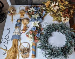 lot 206 image: Lot of Fall Straw Decor