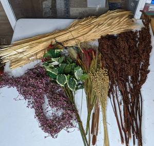 lot 237 image: Dried & Artificial Flower Bundles