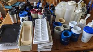 lot 35 image: Large Plastic Lot of Kitchenware