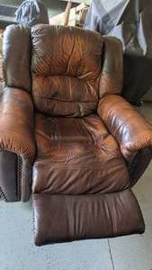 lot 13 image: Beautiful Brown Leather Reclining Chair (lot 33)