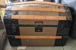 lot 47 image: Beautiful Vintage Trunk
