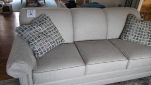 lot 17 image: Beautiful Full Size Sofa Couch by King Hickory Furniture (lot 13)