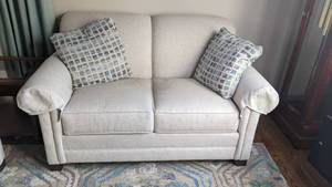 lot 18 image: Beautiful Love Seat by King Hickory Furniture (lot 23)