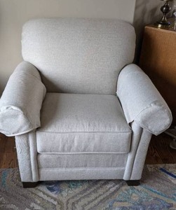lot 19 image: Beautiful and Comfy King Hickory Chair with Armrest Protectors (lot 33)