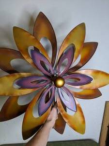 lot 226 image: Beautiful Outdoor Metal Flower Yard Spinner