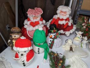 lot 134 image: Christmas Decor - Mr. & Mrs. Claus, Snowmen, Angels & More